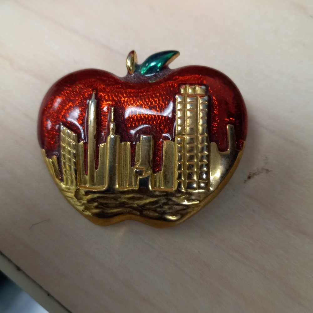 Vintage Big Apple New York Skyline Brooch Pin Antiques Y2K Cityscape Enamel NYC